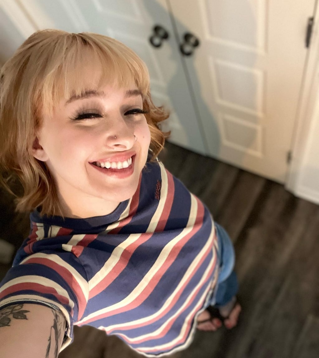 Юля привлекальеная девушка из Пролетарск цена от 5000 руб